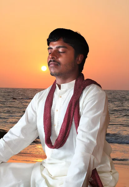 Meditasyon duruş Plajı'nda genç Hintli adam — Stok fotoğraf