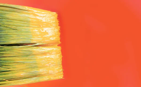 Spetsen av en pensel och orange kopia utrymme — Stockfoto