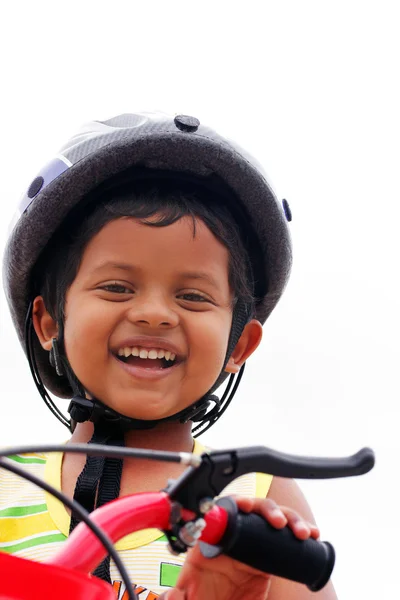 Молодой индийский мальчик в шлеме выражает счастье — стоковое фото
