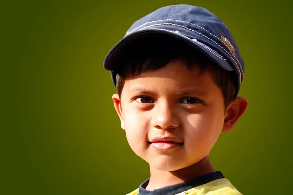 Φωτογραφία του όμορφο ινδική αγόρι με ένα καπάκι χαμογελώντας — Φωτογραφία Αρχείου