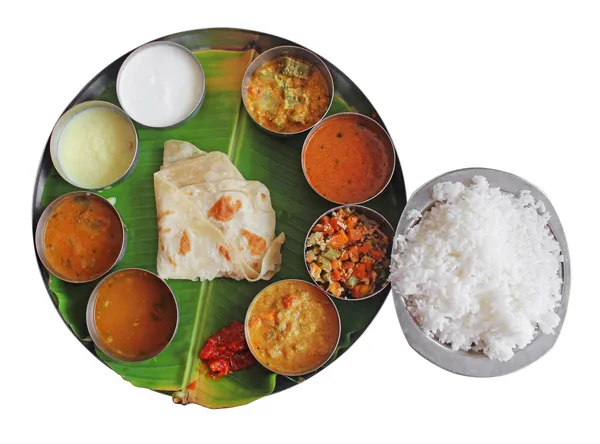 Piatto indiano del sud pasti su foglia di banana su bianco — Foto Stock