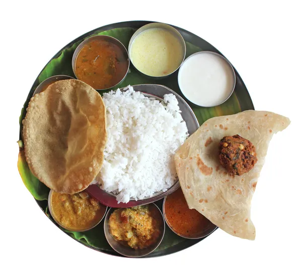 Zuid Indische plaat lunch op bananenblad op wit — Stockfoto