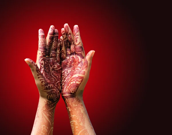 Décoration au henné (mehendi) sur la main d'une mariée hindoue — Photo