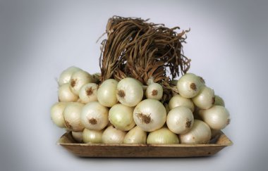 Bir plaka üzerinde beyaz onions(allium cepa) demet