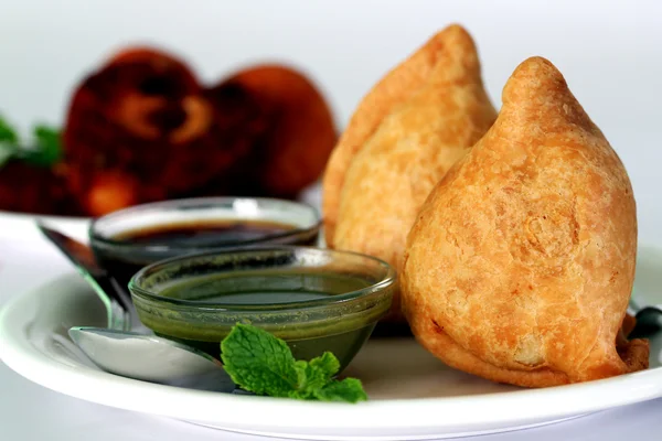 Petiscos fritos indianos populares chamados samosa — Fotografia de Stock