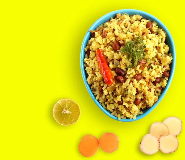 Pikantní Jižní indické snídaně chitranna nebo poha — Stock fotografie