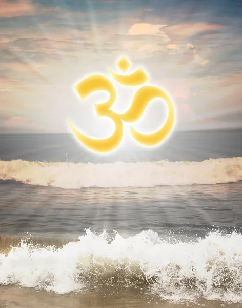 Symbole religieux hindou om ou aum contre le soleil briller — Photo