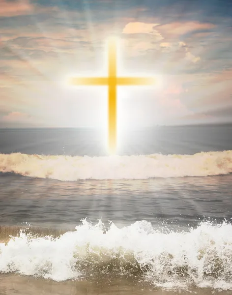 Christelijke religieuze symbool cross tegen zon glans — Stockfoto
