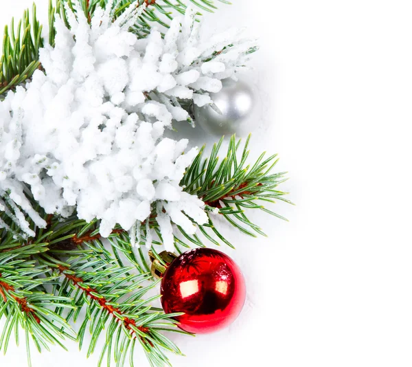 Рождественский фон с красным шаром — стоковое фото