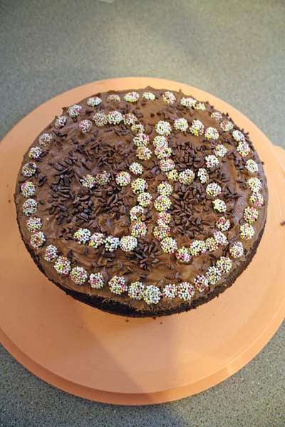 Čokoládový narozeninový dort piškot — Stock fotografie