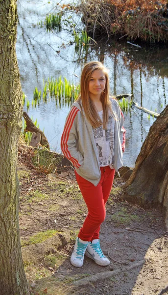 Teenager Mädchen im Wald — Stockfoto