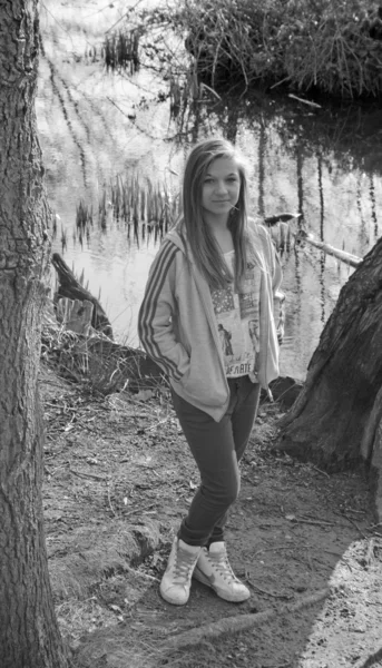 Tonårig flicka i skogen — Stockfoto