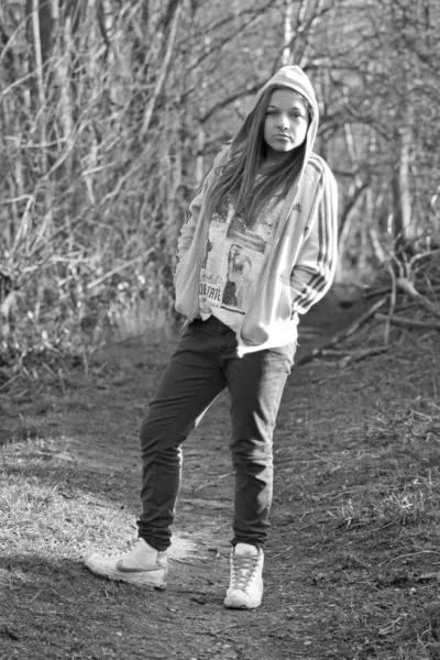 Az erdő lenyűgöző tizenéves lány — Stock Fotó