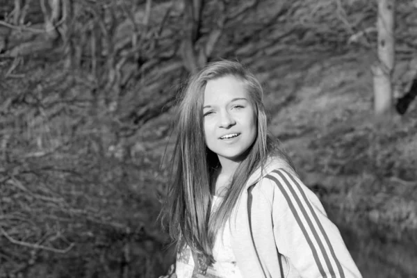 Menina adolescente impressionante na floresta — Fotografia de Stock