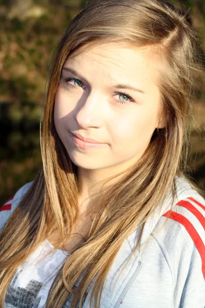 Menina adolescente impressionante na floresta — Fotografia de Stock