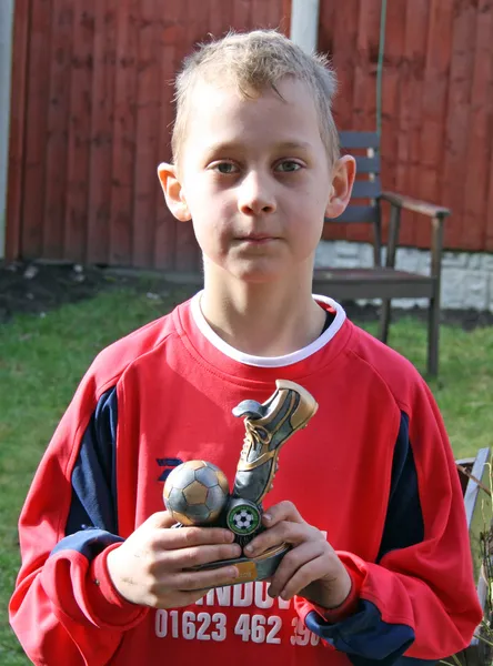 Adolescent garçon avec football prix — Photo