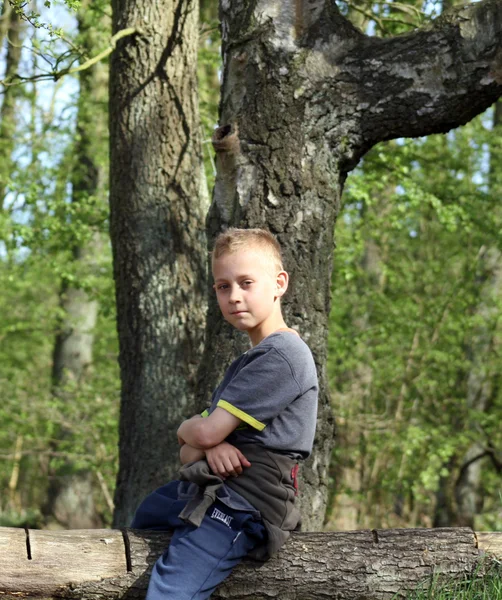 Tiener in het forest — Stockfoto