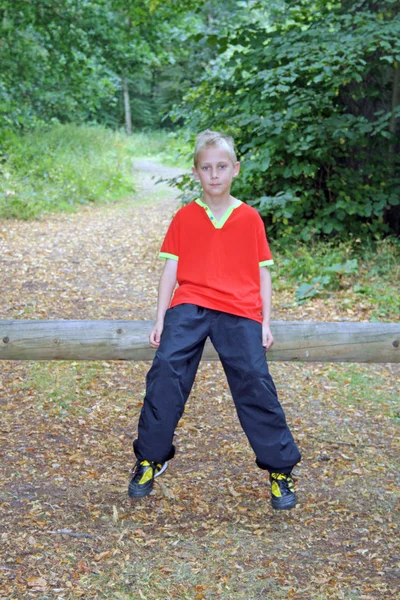 Хлопчик-підліток в лісі — стокове фото