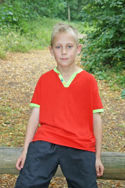 森の中の 10 代の少年 — ストック写真