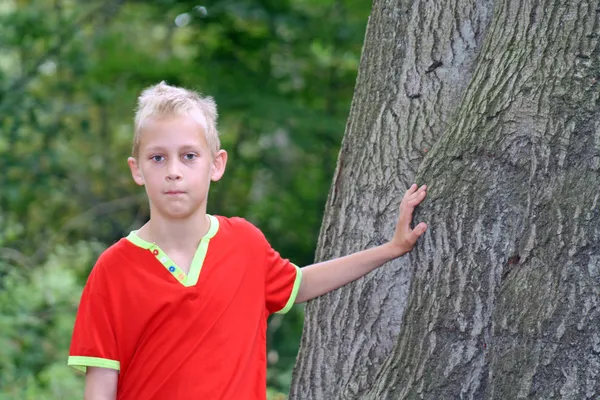 Ragazzo adolescente nella foresta — Foto Stock