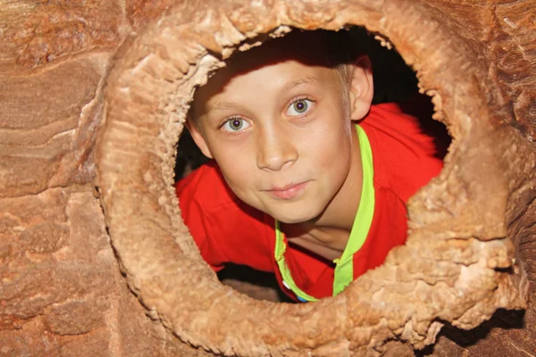 Nastoletni chłopiec w lesie — Zdjęcie stockowe
