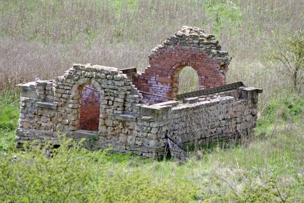 Ruinas y campo — Foto de Stock