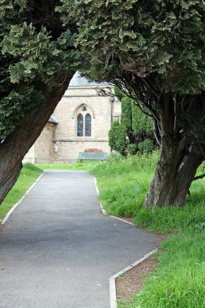 Церква через дерева — стокове фото