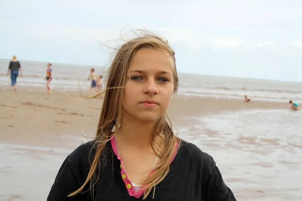 Tonårig flicka på stranden — Stockfoto