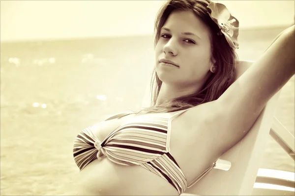 Dziewczyna na morze plaża leżaki — Zdjęcie stockowe