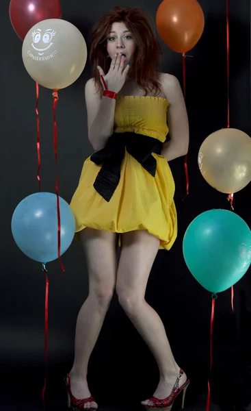 Menina da moda com balões — Fotografia de Stock