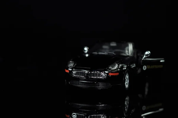 Чёрный спортивный автомобиль на чёрном — стоковое фото