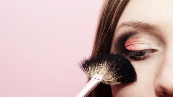 Hacer hermoso maquillaje — Foto de Stock