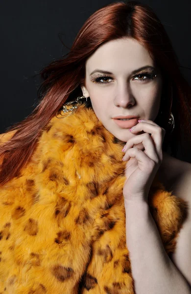 Moda ragazza pelliccia di leopardo — Foto Stock