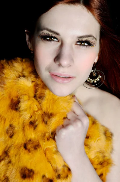 Moda menina casaco de pele de leopardo — Fotografia de Stock