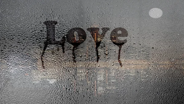 Miłość, tekst w oknie kondensacji, po deszczu — Zdjęcie stockowe