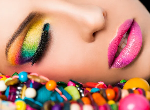 Mujer cara colorido maquillaje labios — Foto de Stock