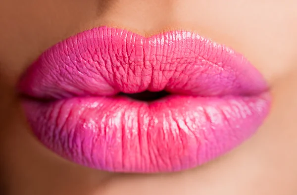 Weibliche Lippen rosa — Stockfoto
