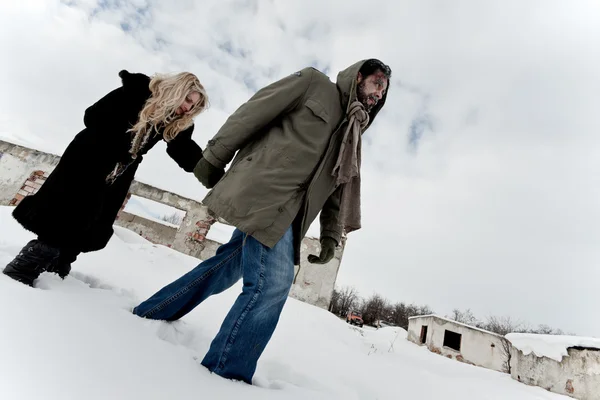 Hjemløse par kjemper om vinteren – stockfoto