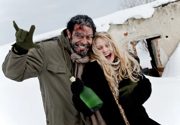 Felice coppia senzatetto bere — Foto Stock