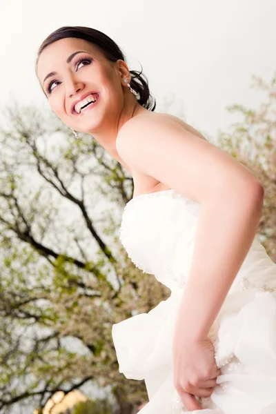 美しい花嫁の笑みを浮かべて — ストック写真