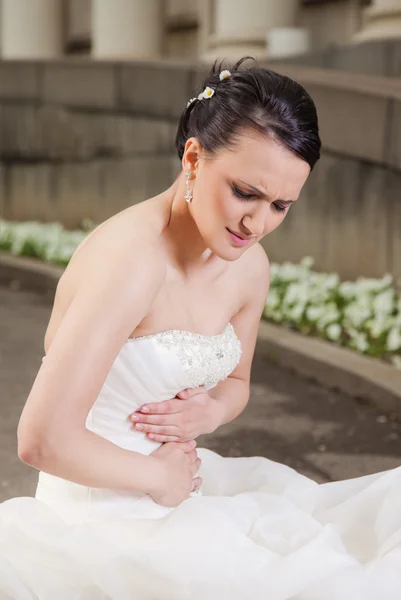 Bride having stomach ache — Stock Photo, Image
