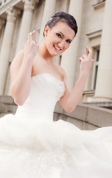 花嫁の幸せな指が交差 — ストック写真