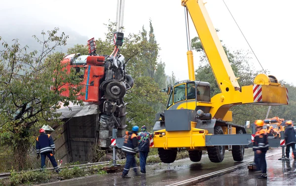 Crane lifting crashed truck — Stock Photo, Image