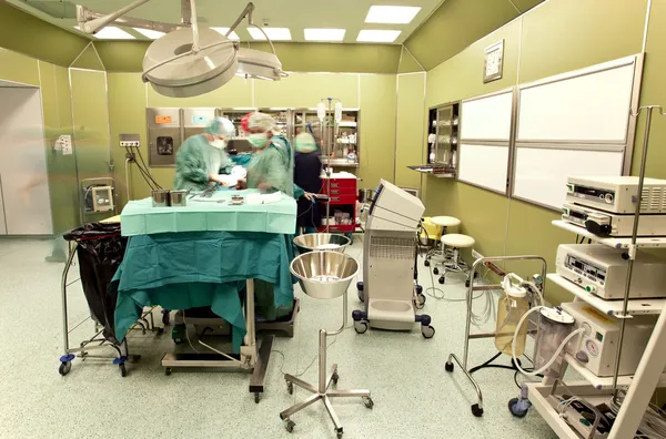 Chirurgia in sala operatoria — Foto Stock