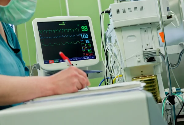 Kardiogram monitoru operativní místnost — Stock fotografie