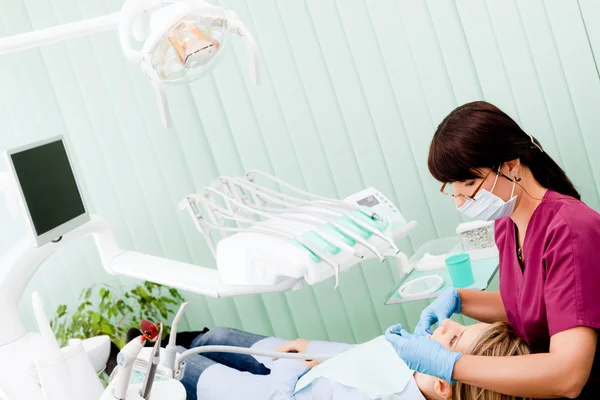 Female dentist working — Stock Photo, Image