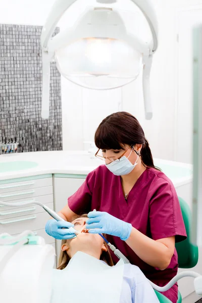 Dentist working — Stock Photo, Image
