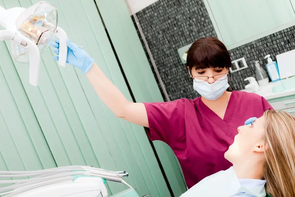 Dentist examining patient — Stock Photo, Image