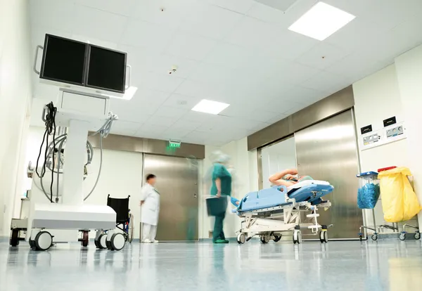 Szpital korytarz wózek pacjenta — Zdjęcie stockowe