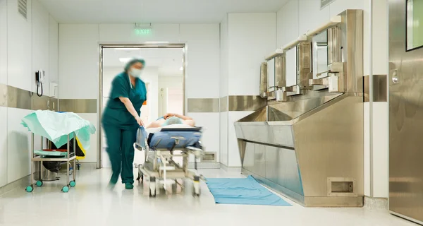 Verpleegkundige patiënt trolley chirurgie — Stockfoto